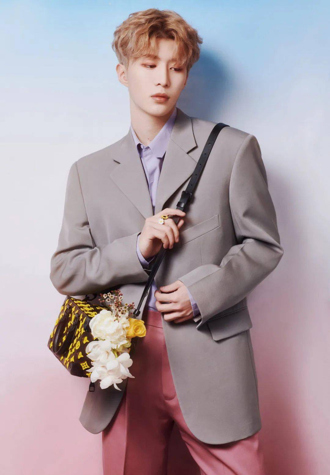 发型|王一博又解锁了新妆发？我宣布男明星在美容方面比女生还用力！