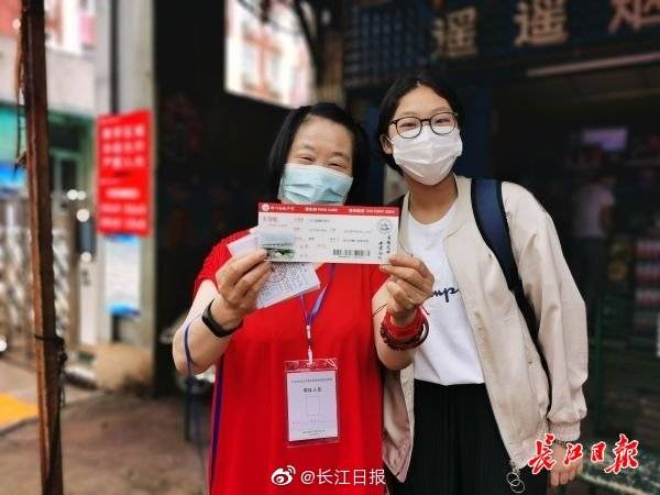 带着|登机时间“中考”，目的地“梦想”，老师们带着定制“机票”送考