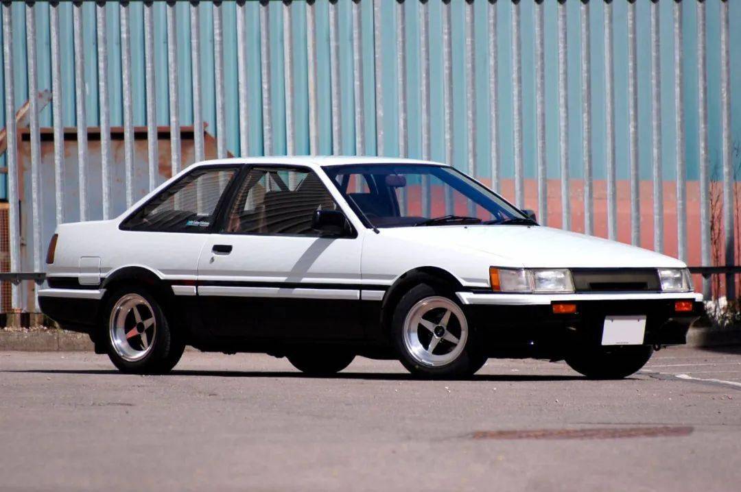 toyota ae86 加盟丰田时,我经常想起的车就是相当于后驱corolla的ae86