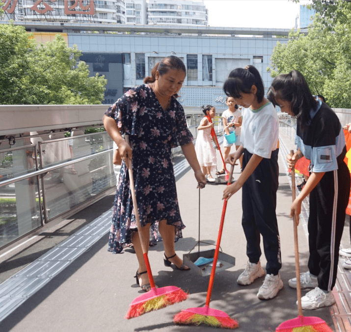 小手拉大手共创文明城桂林市穿山小学开展亲子公益劳动志愿者服务活动