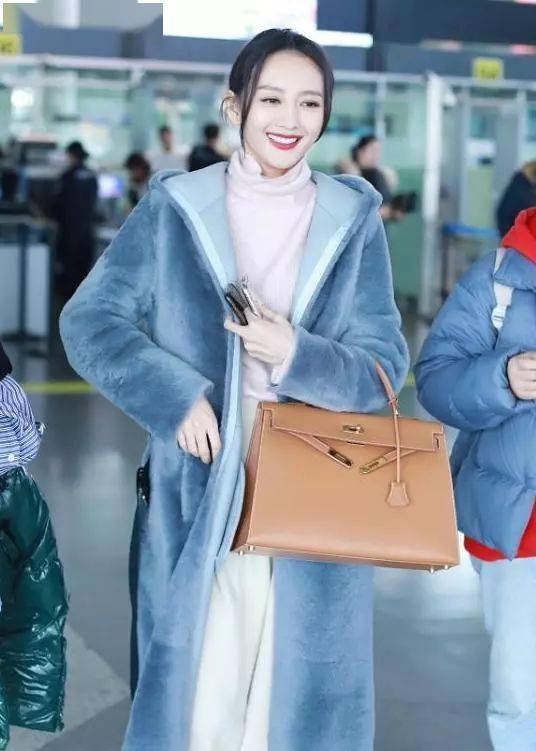 风衣|王鸥穿灰蓝色的长款用风衣外套，软萌少女色的色调，慵懒又舒适