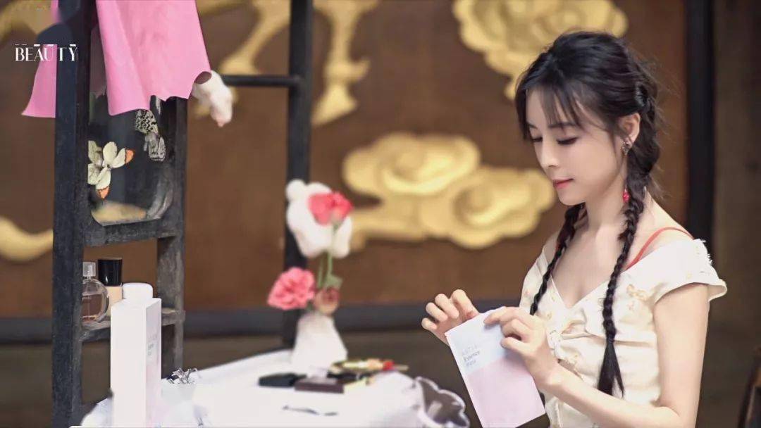 鲜肉|“少女脸”奶奶惊艳全球,61岁又泡到28岁鲜肉,网友:好狠,这女的!