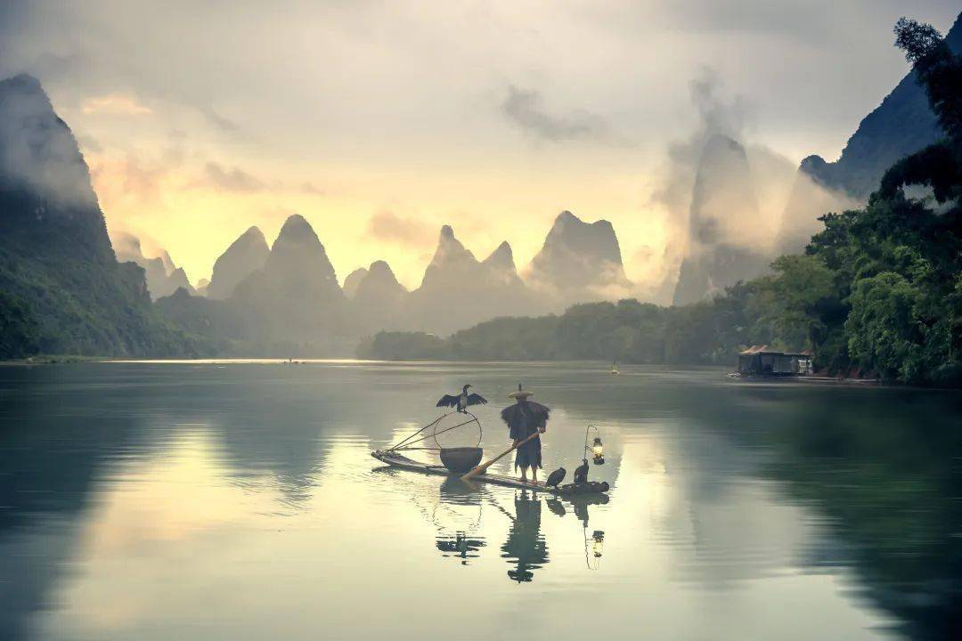 漓江在不同天气下风味多姿,晴天青峰倒影,阴天漫山云雾,雨天烟雨如梦