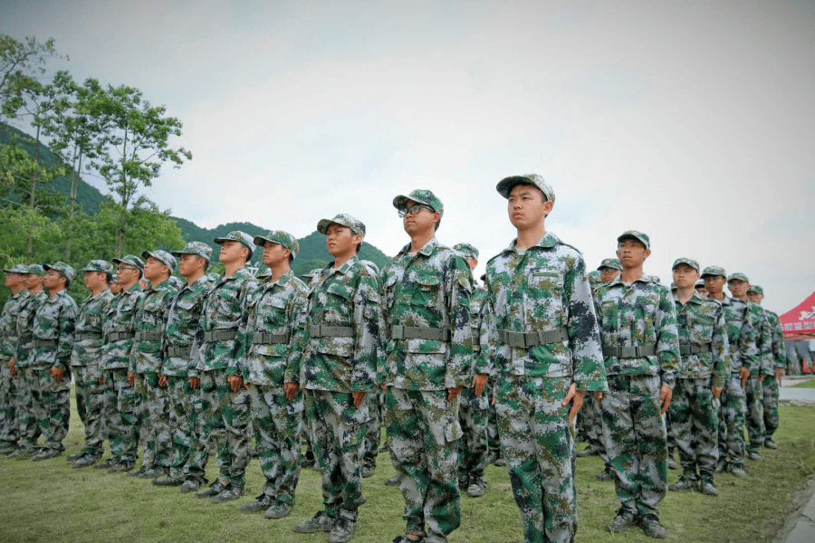 据悉,近年来,各地学生军训除了排行,军姿站立,练军体拳等传统训练科目