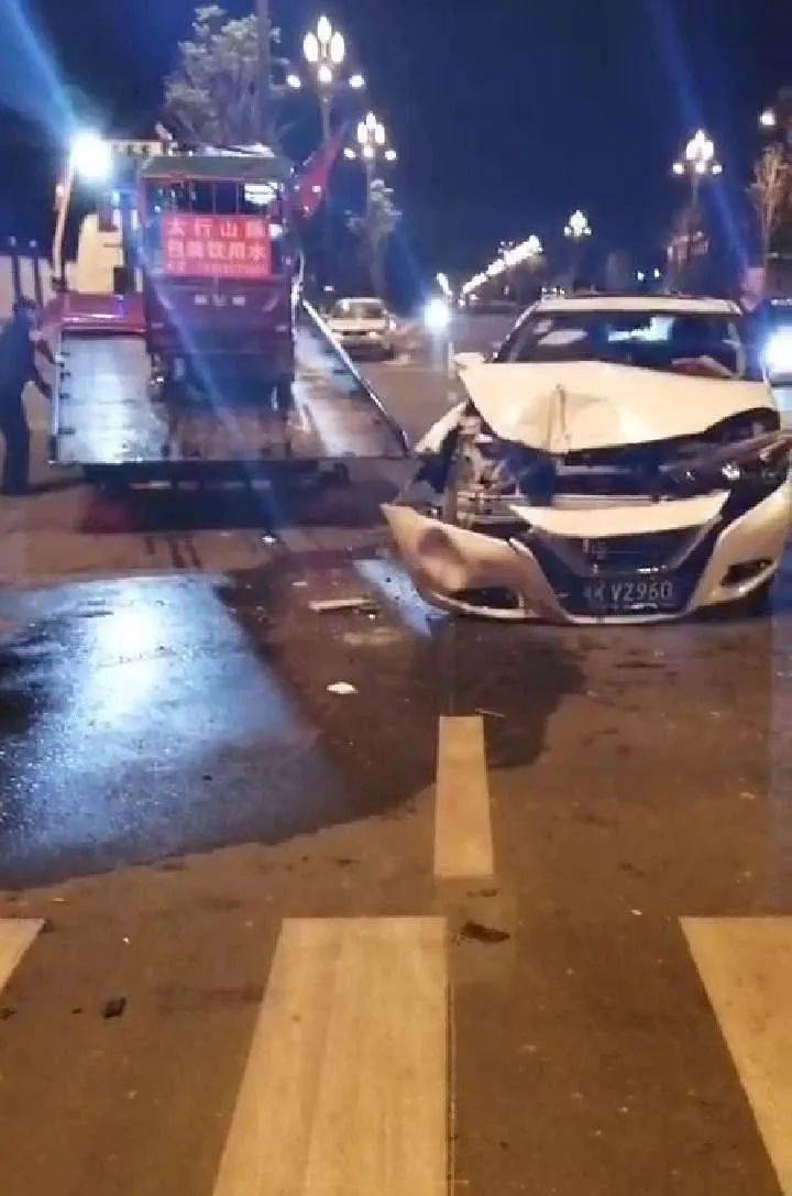 寿阳:朝阳街福田路口午夜发生的车祸,小车与三轮车相撞!