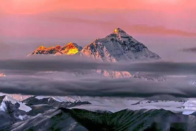 晨雾缠腰的珠穆朗玛峰