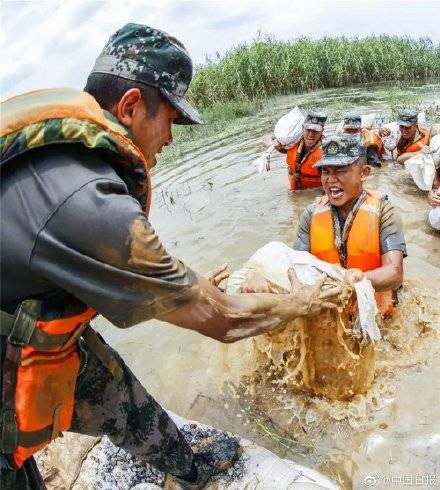 抗洪|泪目！抗洪前线的震撼瞬间