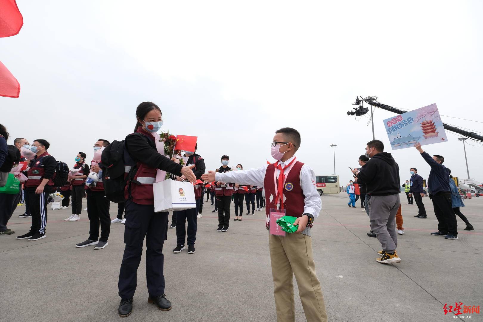 镜头|泪目！那些镜头下的抗“疫”瞬间，你见过吗？