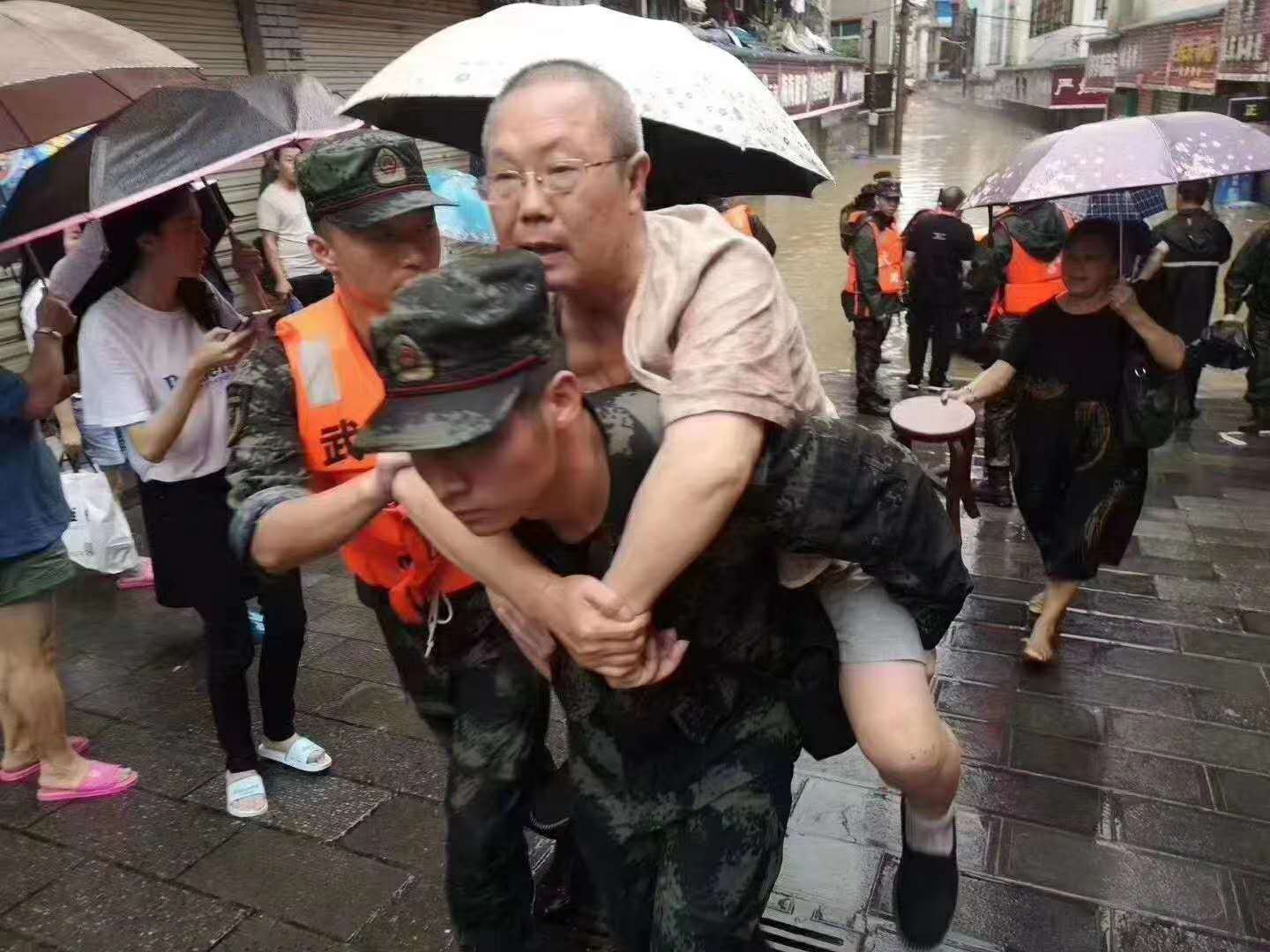 群众|洪水后的湖北恩施：转移群众、组织清淤、恢复水电，再迎降雨