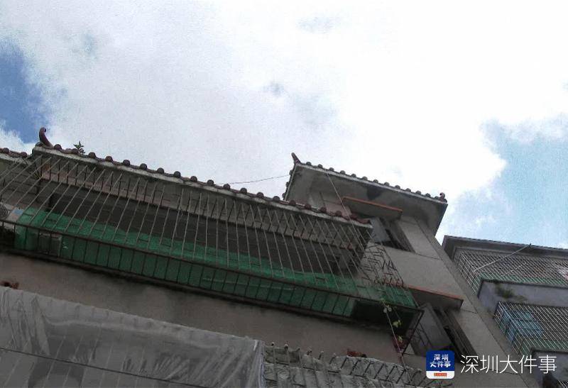阳台|深圳8岁童从四楼阳台摔落身亡，警方初步判断意外坠楼