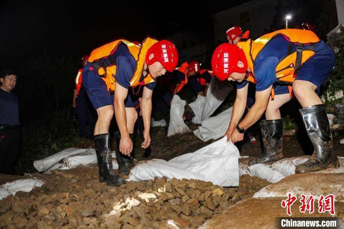 突发|抗洪一线：豫救援力量在皖快速处置蓄洪区突发管涌