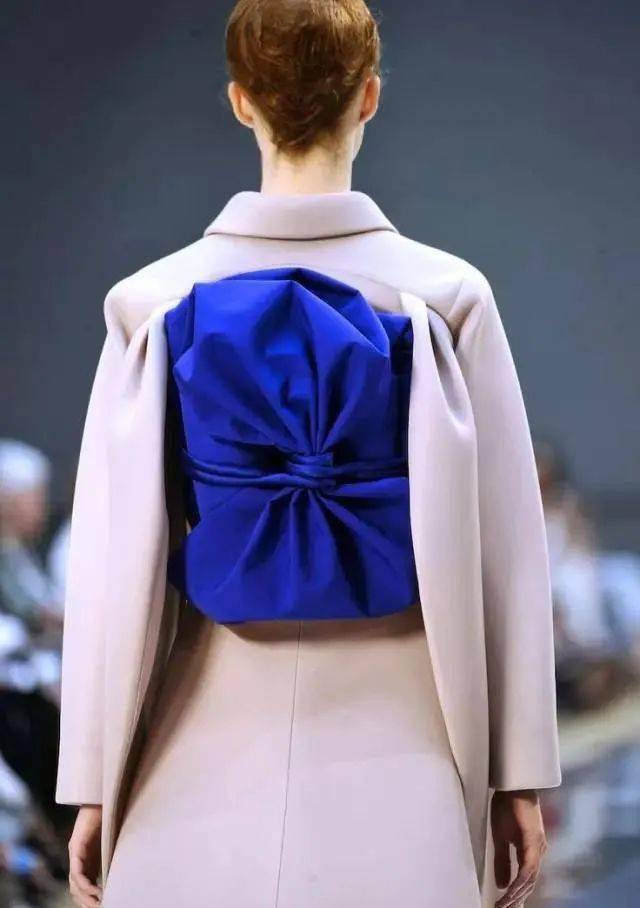 服装|时装秀场上美到窒息的"背影杀杀杀杀手"?神仙设计师俘获芳心的秘诀就是不放过任何一个细节!