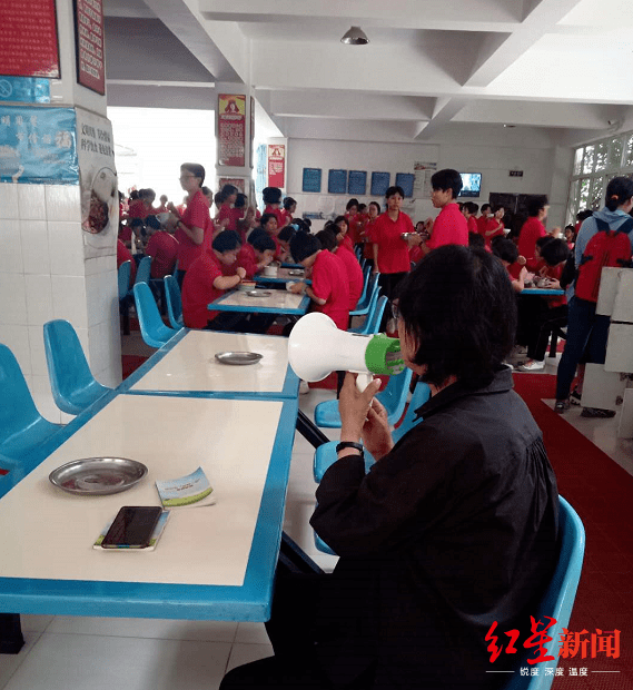 张桂梅|突然成网红的女高校长张桂梅：我对孩子“狠”，只为她们突破成长的坚冰