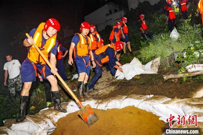 突发|抗洪一线：豫救援力量在皖快速处置蓄洪区突发管涌