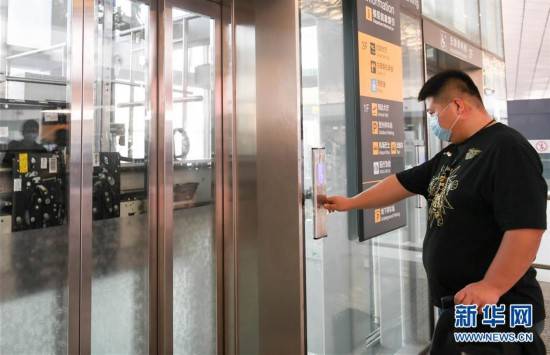 颜麟蕴|吉林长春：机场电梯无接触按钮上线