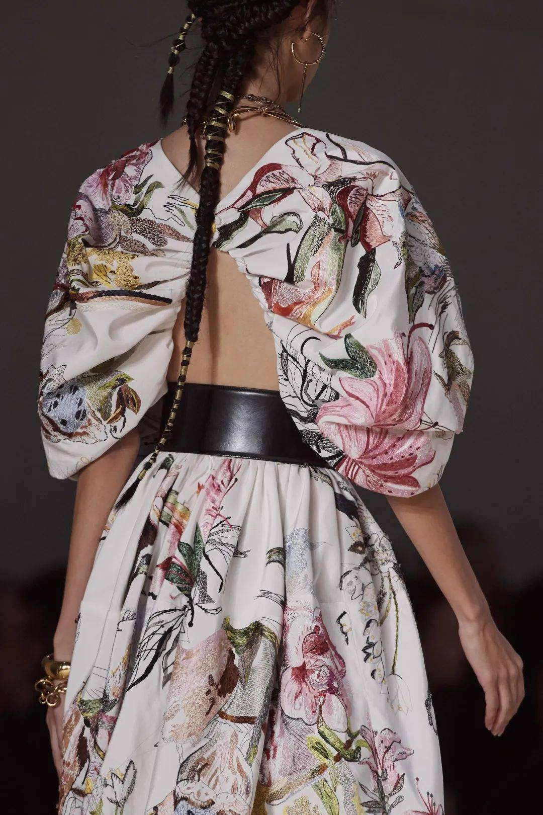 服装|时装秀场上美到窒息的"背影杀杀杀杀手"?神仙设计师俘获芳心的秘诀就是不放过任何一个细节!