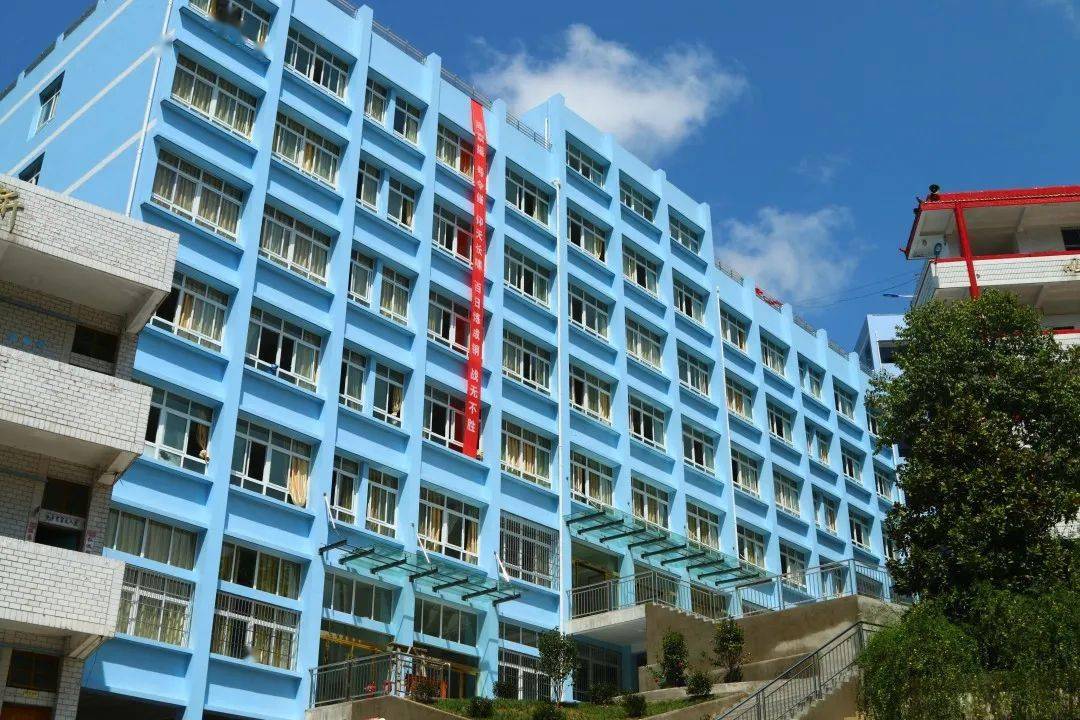 巴东县第三高级中学已有60年的办学历史,是恩施州州级示范高中,是