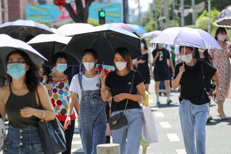 7月22日,大暑时节烈日当空,市民全副武装出门.南都记者 邹卫 摄