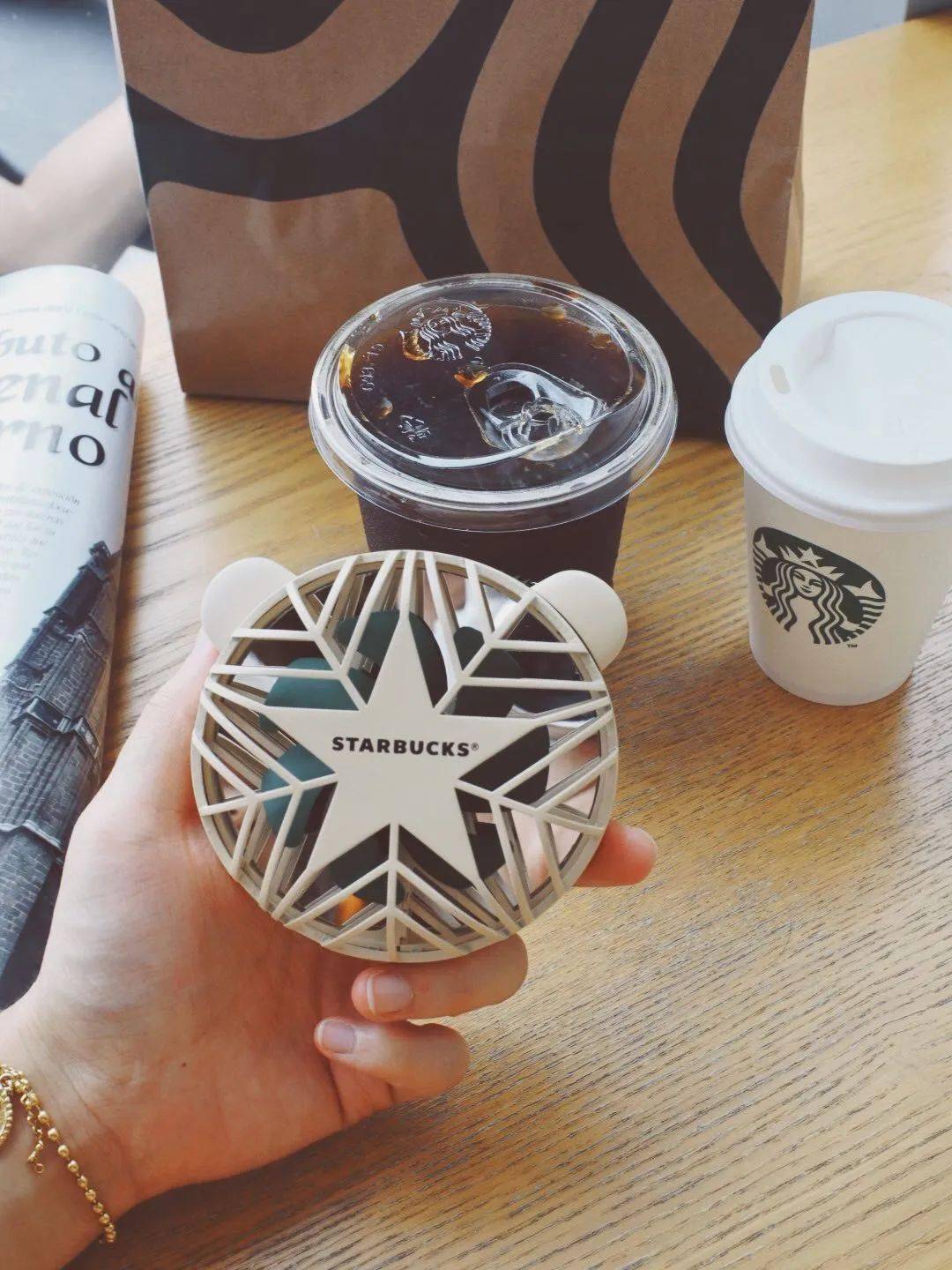 一句话:  点专星送预约萌熊风扇,颜色到店随机盲选 starbucks coffee