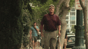 用脚底感受行进只能靠一根拐杖摸索前方当眼前的风景黯淡无光不要再