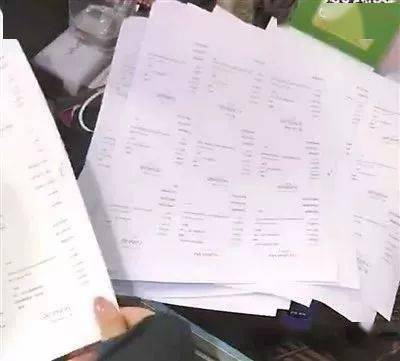 余名大学生网络转账凭证共打印出 17张a4纸! 每张金额从千元到万元不等▼受骗人数如此之多数额高达