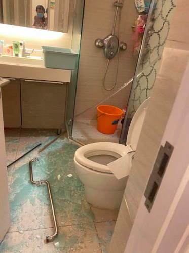 小陈|险！精装房浴室玻璃门炸裂 19岁女孩身上多处被扎伤