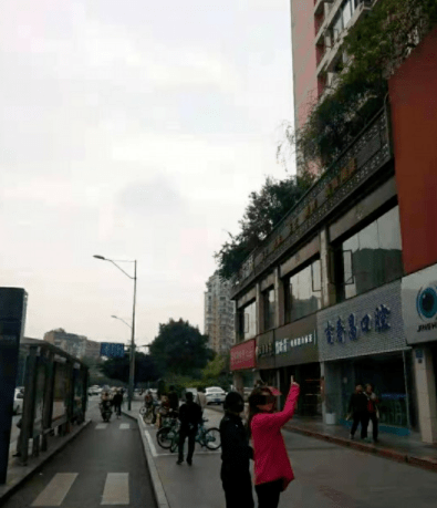 翟某某|情侣吵架往窗外扔菜刀，别让公共安全为冲动埋单