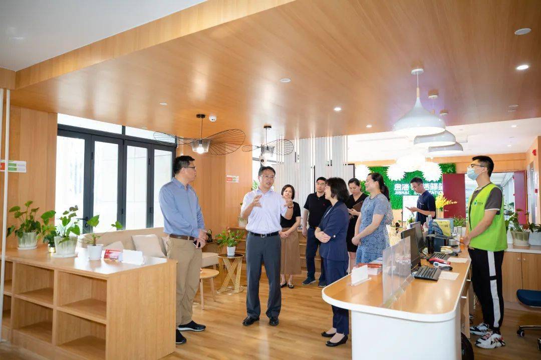 领导调研丨奉贤区区委宣传部部长向义海一行来到金海生活驿站调研