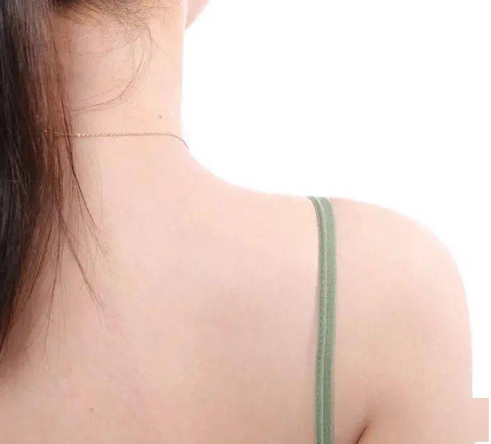 肤色|脖子比脸黑太多？夏日的宝藏救星，没想到竟是它！