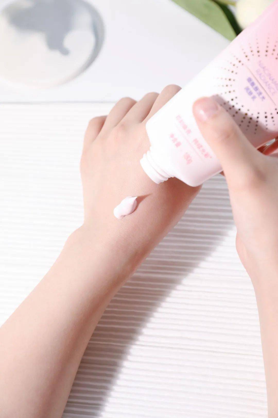 肤色|脖子比脸黑太多？夏日的宝藏救星，没想到竟是它！