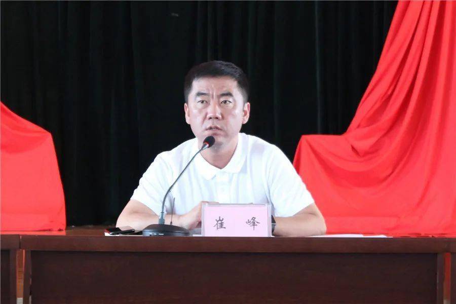 新兴街道党工委书记崔峰就做好"红领岗"工作提出意见