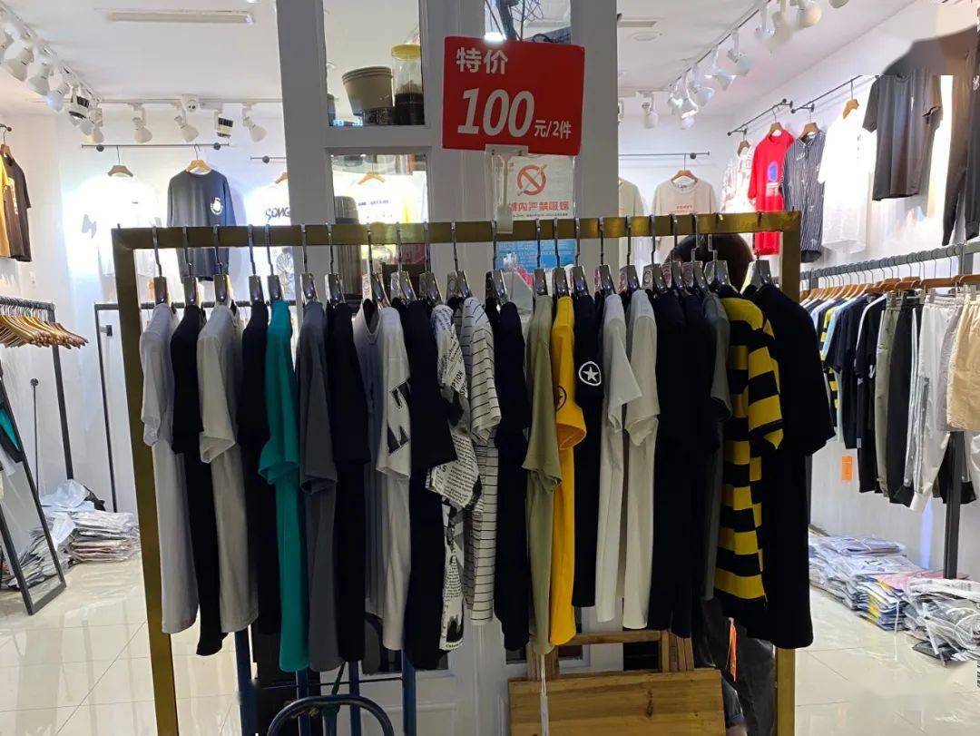 特价|上衣5块、连衣裙10块！杭州这家服饰城单件就能拿特价，就连护栏旁都坐满了人…