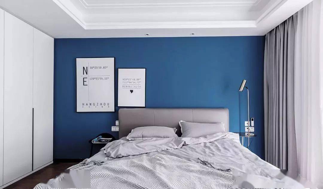 整个起居室贯穿全屋的色彩搭配都只取一个蓝色铺展开来,原木本真的