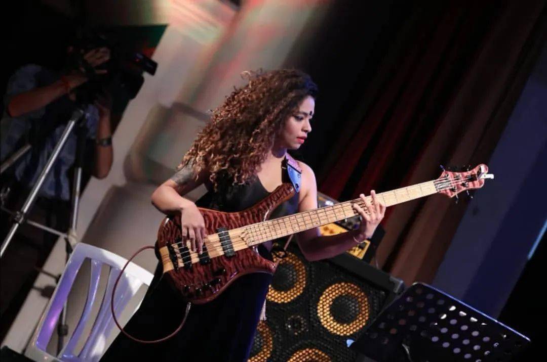 盘点|巾帼不让须眉！盘点贝斯圈乘风破浪的姐姐们，你最Pick谁？