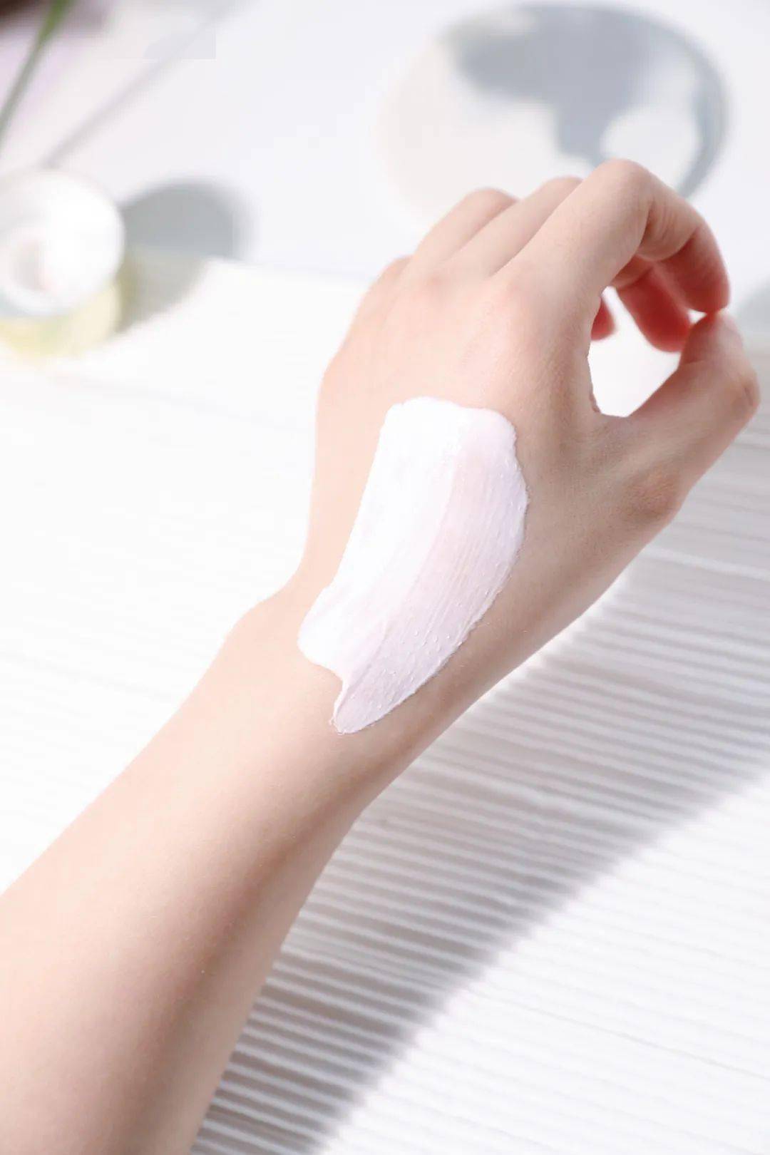 肤色|脖子比脸黑太多？夏日的宝藏救星，没想到竟是它！