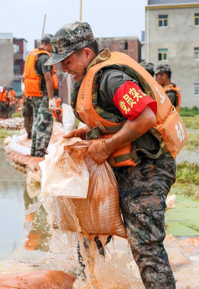 抗洪一线的26个最美瞬间看哭了