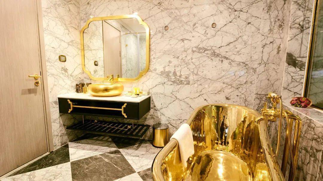 越南用24K金建的酒店，餐具浴缸马桶都是黄金