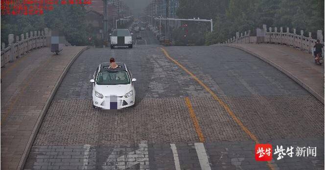 把头|小女孩多次把头伸出轿车天窗，视频看了让人心惊胆战