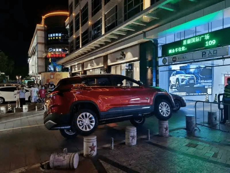 还没上车牌 估计司机也不知道 自己当时是怎么做到 把车开上石墩 还