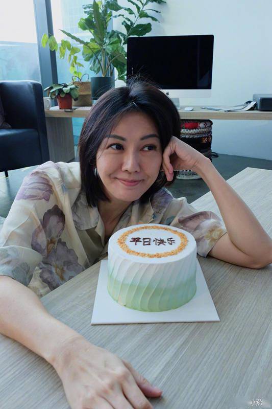 开心|孙燕姿晒素颜照，给自己庆生超开心，温柔俏皮少女范儿十足