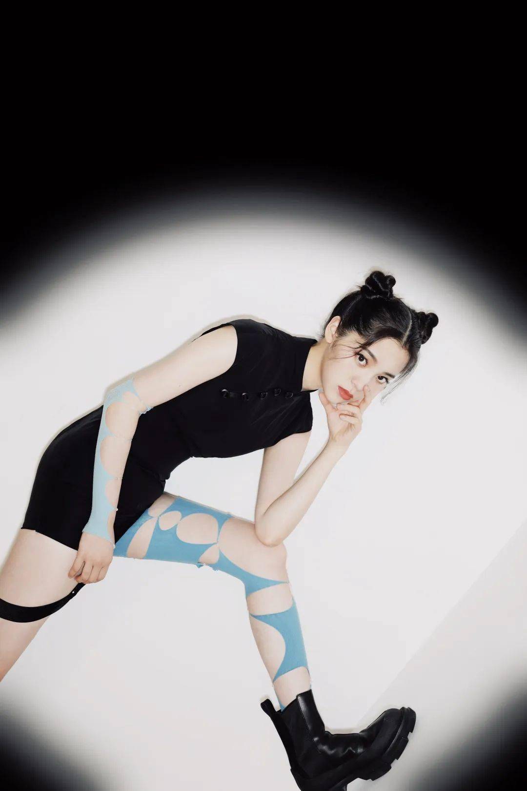 崩溃|欧阳娜娜被频繁网暴，不堪重负在节目崩溃大哭！才20岁的她到底做错了什么？