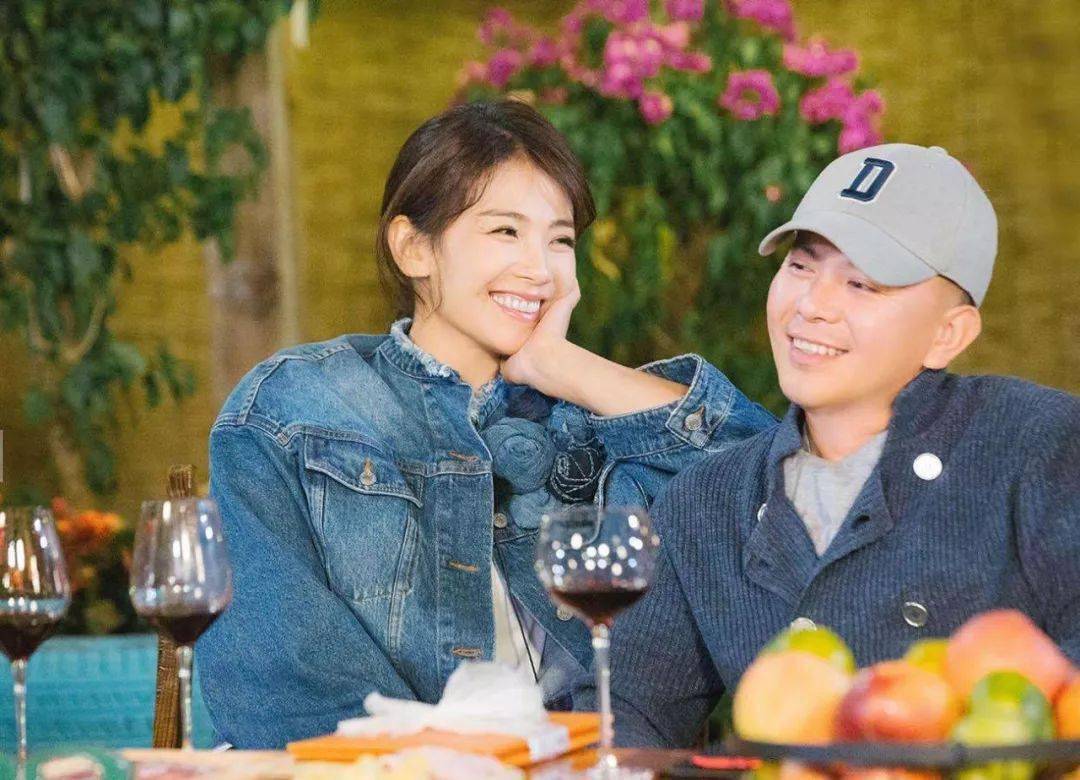 巩俐真|54岁巩俐真的结婚了！戛纳造型像裹床单，却被刘涛的大蓝宝石秒杀？