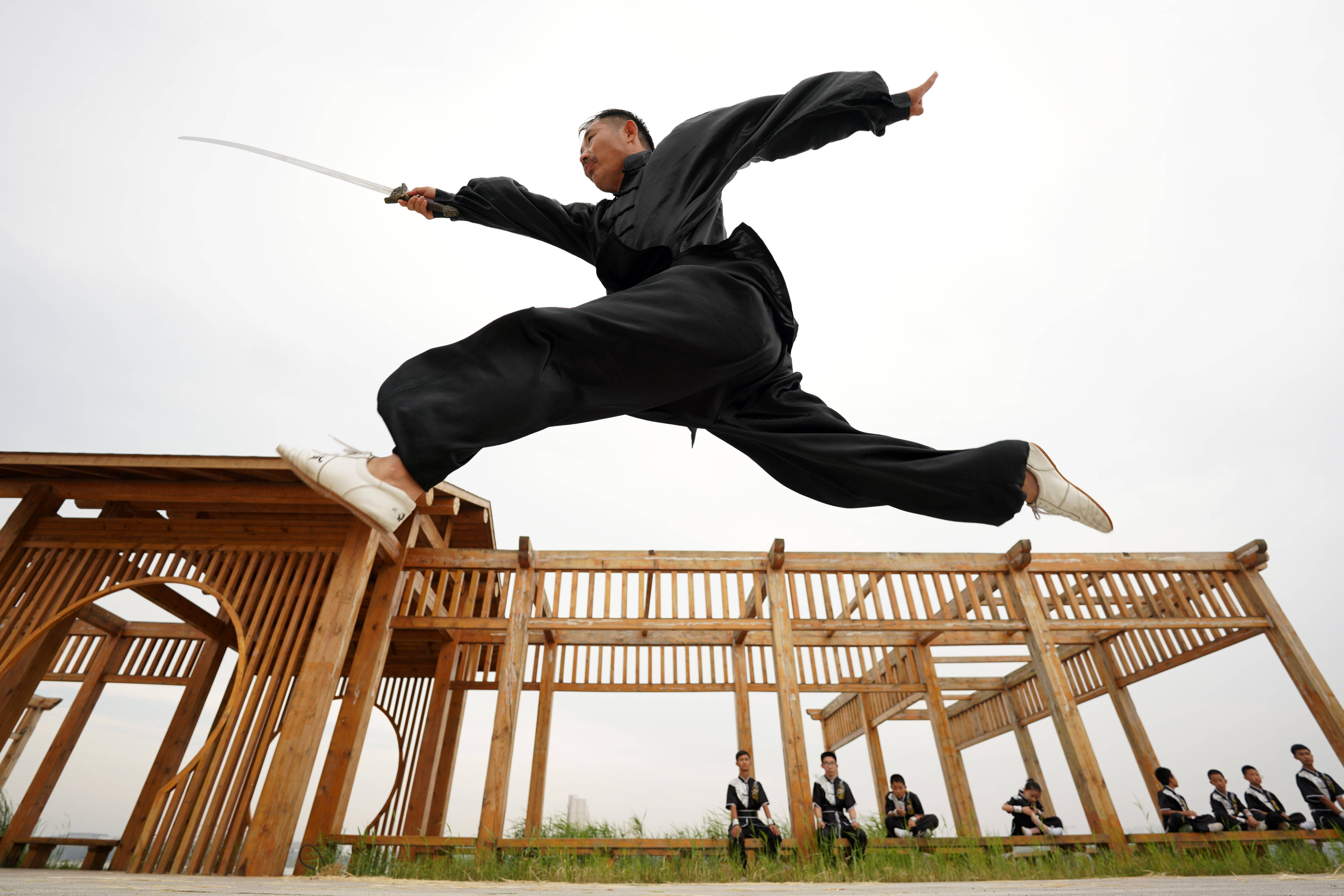 7月25日,在河北省南宫市南宫湖畔,武术爱好者练习"南宫开河少林散手通