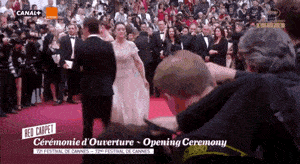 巩俐真|54岁巩俐真的结婚了！戛纳造型像裹床单，却被刘涛的大蓝宝石秒杀？