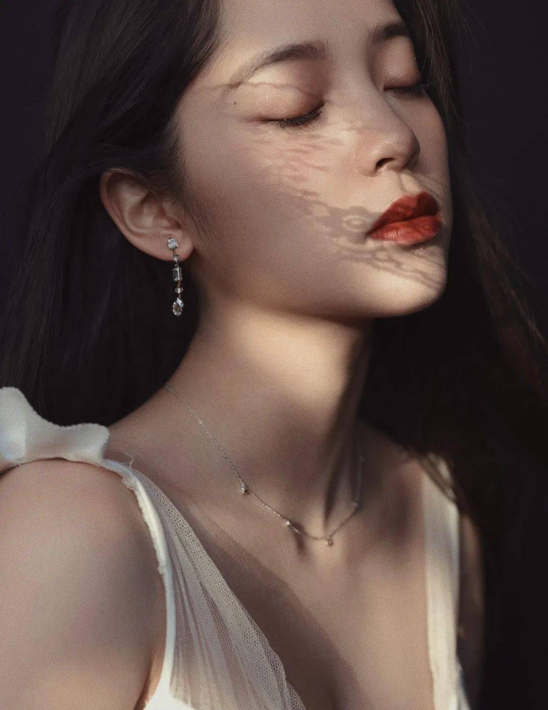 崩溃|欧阳娜娜被频繁网暴，不堪重负在节目崩溃大哭！才20岁的她到底做错了什么？