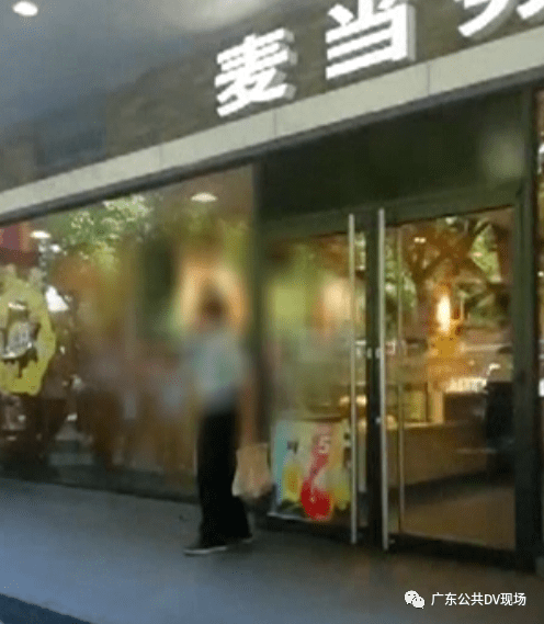 老伴|【惊险】广州老人持刀闯进麦当劳，就为了阻止老伴买早餐……