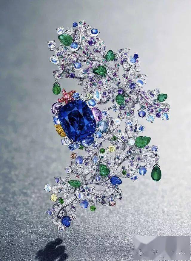 巩俐真|54岁巩俐真的结婚了！戛纳造型像裹床单，却被刘涛的大蓝宝石秒杀？