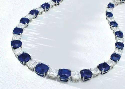 巩俐真|54岁巩俐真的结婚了！戛纳造型像裹床单，却被刘涛的大蓝宝石秒杀？