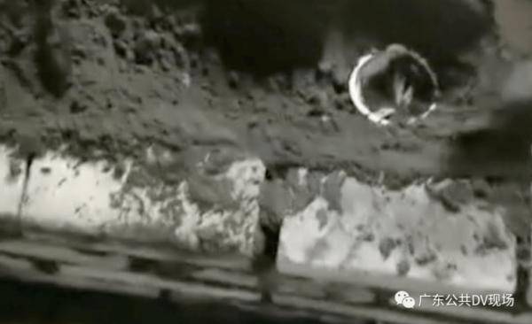 手臂|为了掏“金”，男子左手被卡厕所便池，趴在卫生间动弹不得