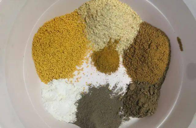 饵料|加点蚯蚓土，比买的饵料更好用自制饼饵全过程解密